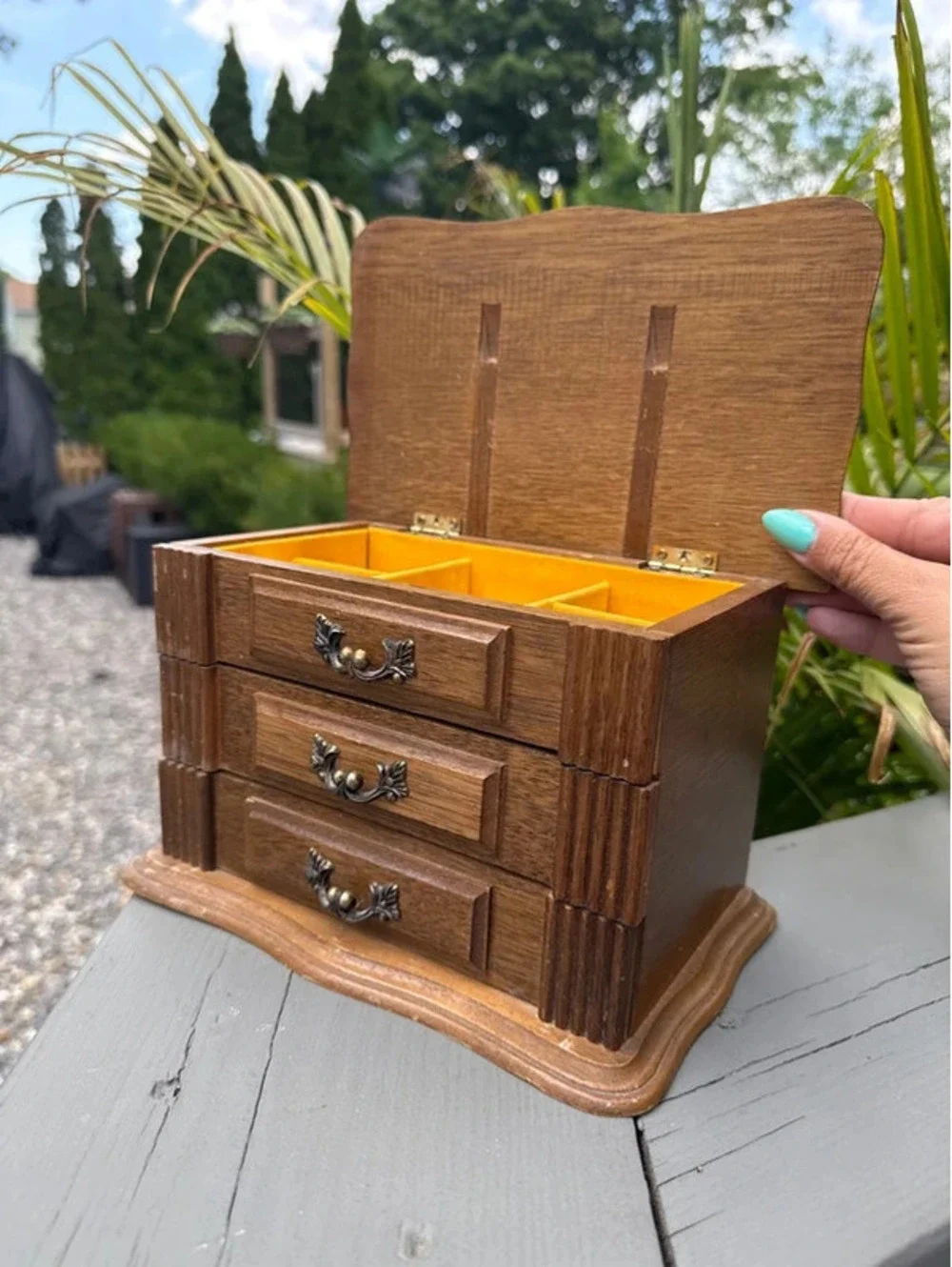 Beautiful vintage wooden jewelry box-gold felt